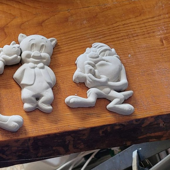 Looney Tune 6 pcs cement unpaintd - Picture 3 of 3
